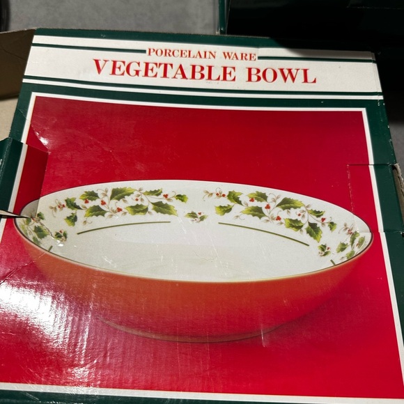 Festive Holly Patterned Serveware Bowl - Picture 2 of 4